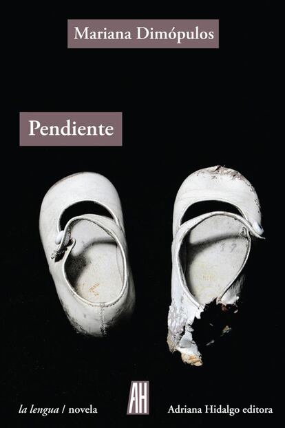 "De un tiempo a esta parte, las escritoras toman la palabra y hablan de deseo, cuerpo, maternidad y familia, sentimentalidad y sexualidad. La aproximación al género y a sus valores culturales se convierte en una opción política que rehúye esencialismos y frases hechas. La carga histórica de los relatos que han influido en la vida cotidiana y la vida cotidiana que ha inspirado los relatos sobre lo femenino, la relación entre la realidad y sus representaciones, se abordan hoy desde las grietas del discurso. Desde la revisión de los tabúes que condicionan el deber ser de las mujeres. Y de su escritura. En España, Belén García Abia sorprende con El cielo oblicuo (Errata Naturae) y, en Argentina, Ariana Harwicz escribe La débil mental (Mardulce), un texto más vivido que miméticamente autobiográfico. Se instaura un punto de vista que, si bien no es inaugural, ejerce de contrapeso frente a un marbete de “literatura femenina”, producida tanto por mujeres como por hombres, que quizá hoy constituya la literatura conservadora por antonomasia: la liberación de las mujeres se confunde con la hipersexualización, el tupper-sex, la violencia quirúrgica, el soft-sado y el bondage. Se configura otro tipo de comunidad lectora frente a esa mayoría que lee Cincuenta sombras de Grey y se siente parte de un grupo de consumo literario que desanuda rompedoramente las represiones sexuales femeninas". Por MARTA SANZ