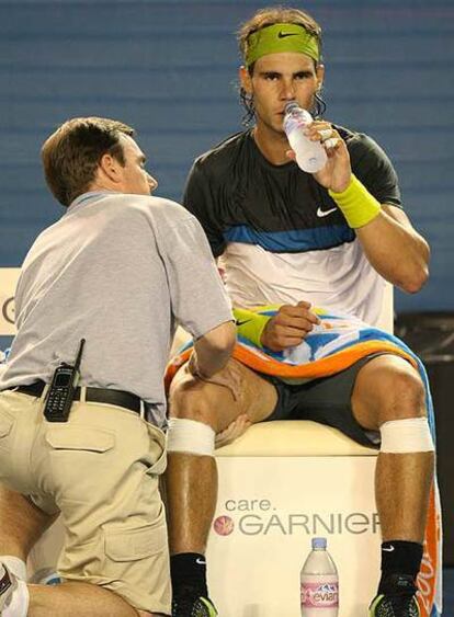 Nadal recibe atención del médico durante la final.