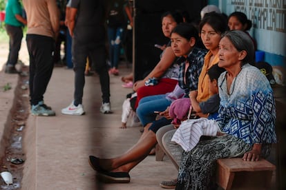 Mujeres chiapanecas descansan en una escuela donde se refugiaron, en Huehuetenango (Guatemala), el 25 de julio.