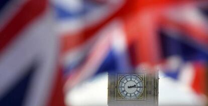 Banderas de Reino Unido ondean con el Big Ben de fondo.