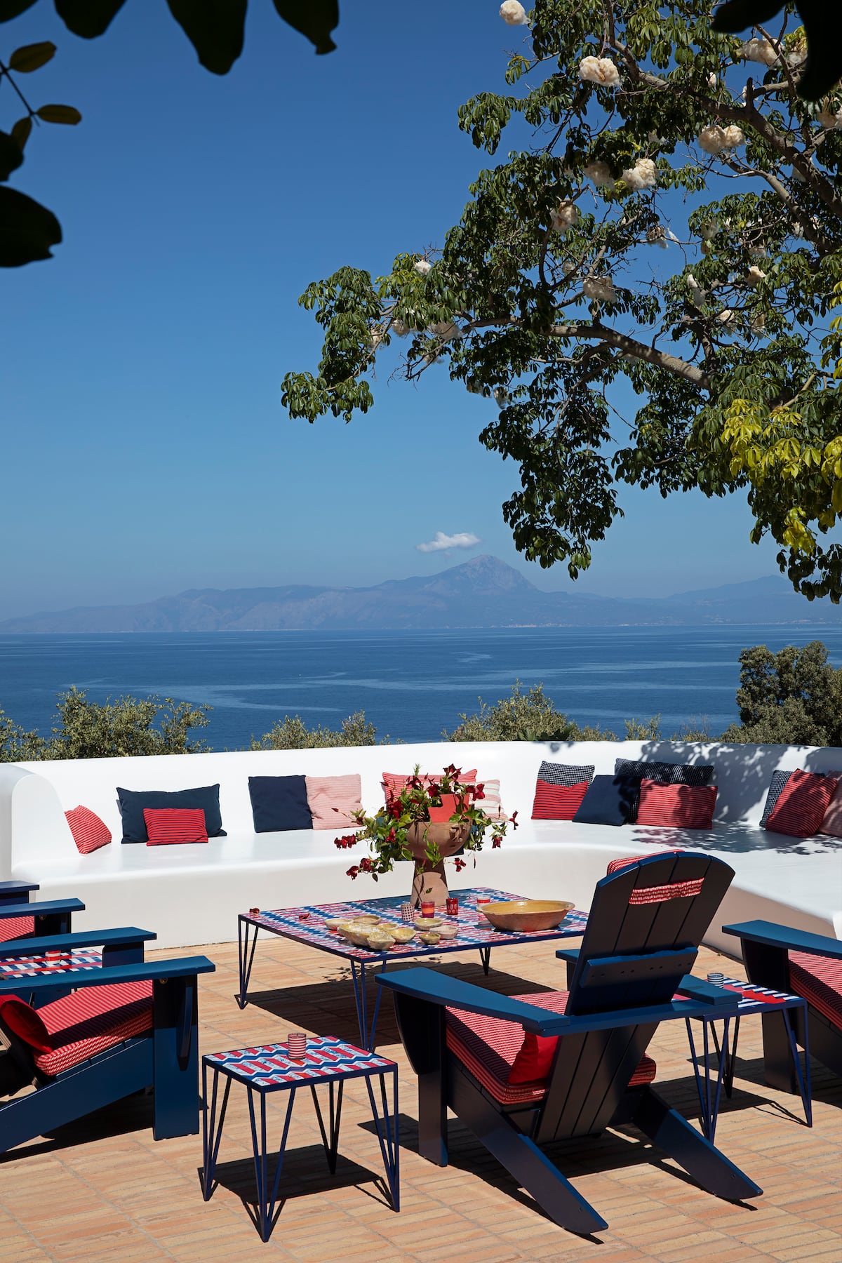 El diseñador italiano Marco De Luca y la preciosa casa de vacaciones  familiar en Maratea | EL PAÍS Semanal | EL PAÍS, image size:1200x1800