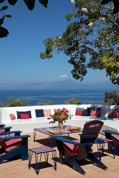 Casa di Maratea, Nápoles. La terraza, con vistas al mar Tirreno, está amueblada con unas mesas diseñadas por Marco De Luca, con una estructura de hierro y sobres de cerámica. Las butacas estilo Adirondack son de Royal Botania, personalizadas en azul.