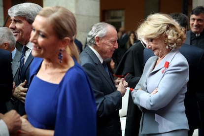 Desde la izquierda, los expresidentes de la Comunidad de Madrid Ángel Garrido, Cristina Cifuentes y Esperanza Aguirre, que conversa con el exalcalde de Madrid José María Álvarez del Manzano.