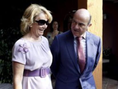 Esperanza Aguirre, presidenta del PP madrile&ntilde;o, junto a Luis de Guindos, ministro de Econom&iacute;a.