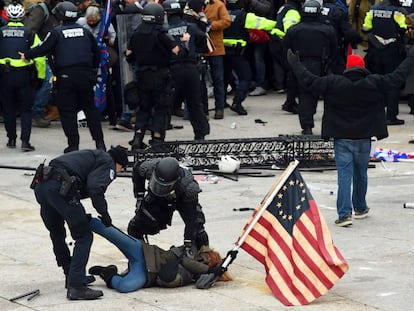 La policía detiene a un manifestante en la protesta a favor de Donald Trump frente al Capitolio el 6 de enero de 2021.