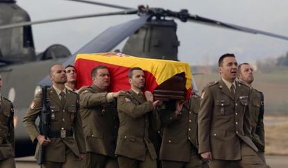 El fèretre que trasllada les restes mortals del caporal Soria aquest dijous, a la seva arribada a l'aeroport de Còrdova.
