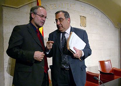 Antoni Castells (izquierda) conversa con Joaquim Nadal en el Parlamento de Cataluña.
