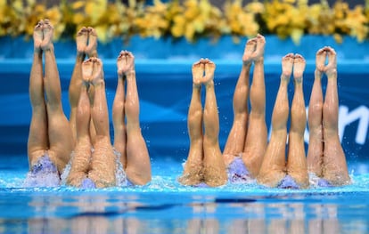 Las chicas de Australia con las piernas fuera del agua en vertical.
