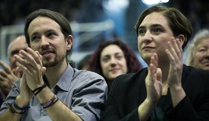 Pablo Iglesias amb Ada Colau durant un míting de la coalició En Comú Podem.