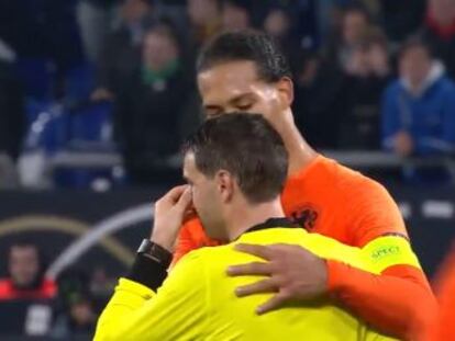 El rumano Ovidiu Hategan, de 38 años, siguió hasta el minuto 90, momento en el que un jugador holandés se acercó a consolarlo