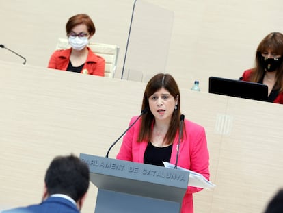 La diputada de Junts Gemma Geis durante su intervención en la segunda sesión del debate de investidura de Pere Aragonès.