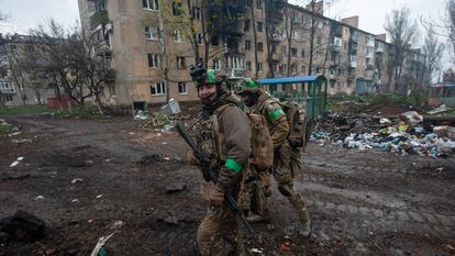 Soldados ucranios patrullan por Bajmut, el pasado 12 de abril.
