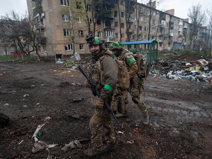 Soldados ucranios patrullan por Bajmut, el pasado 12 de abril.