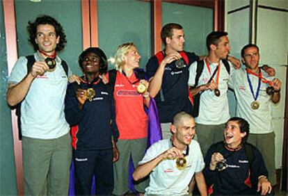 Algunos de los atletas españoles, posando ayer con sus medallas al cuello.