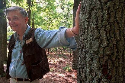 Edward O. Wilson, el llamado <b><i>padre </b></i><b>de la biodiversidad, en una reserva forestal</b> de Estados Unidos.