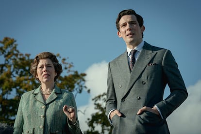 Josh O'Connor, como el Príncipe Carlos, y Olivia Colman, como la Reina de Inglaterra, en un instante de la cuarta temporada de 'The Crown'.