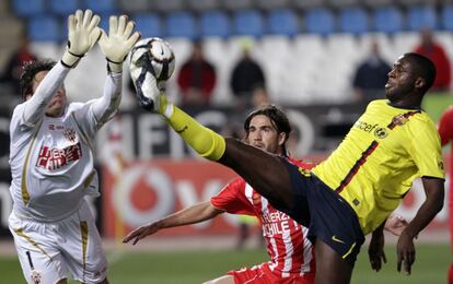 Yaya Touré remata un balón ante Diego Alves en un partido liguero contra el Almería.