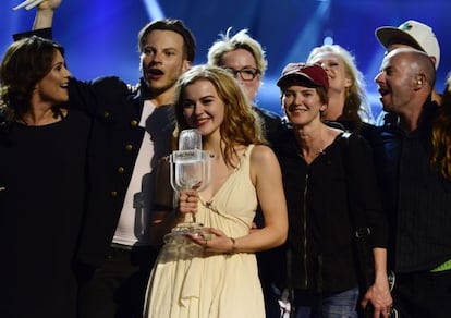 Emmelie de Forest, con el trofeo de Eurovisión.