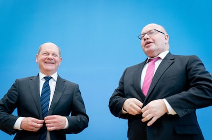 De derecha a izquierda, el ministro de Economía alemán, Peter Altmaier y el de Finanzas, Olaf Scholz, durante la presentación del plan económico del gobierno para el coronavirus en Berlín.