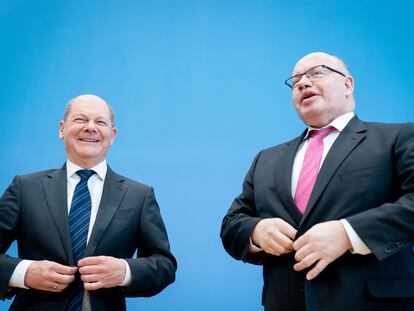 De derecha a izquierda, el ministro de Economía alemán, Peter Altmaier y el de Finanzas, Olaf Scholz, durante la presentación del plan económico del gobierno para el coronavirus en Berlín.