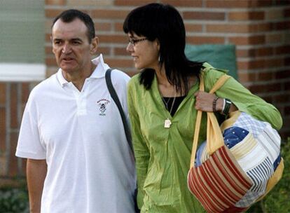 El etarra José Ignacio de Juana Chaos saliendo de la prisión de Aranjuez (Madrid) acompañado por su mujer, Irati Aranzabal.