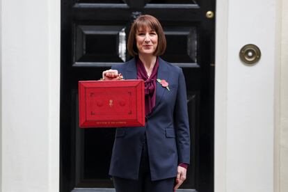 La ministra de Economía del Reino Unido, Rachel Reeves posa frente al 9 de Downing Street en Londres con el maletín rojo del presupuesto, este miércoles.