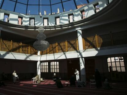 Interior da mesquita de La Gabelle, na cidade de Fréjus, durante a hora da oração da tarde.