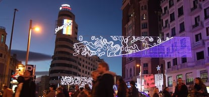 Ambiente navideño en la Gran Vía de Madrid durante las fiestas de 2014.