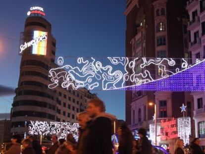 Ambiente navideño en la Gran Vía de Madrid durante las fiestas de 2014.