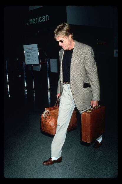 Robert Redford con su maleta en mano (y sin ruedas) en el aeropuerto de Los Ángeles en 1994.
