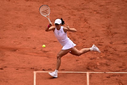 Iga Swiatek durante la final de Roland Garros ante Karolina Muchova, en la pista Philippe-Chatrier de París este sábado.