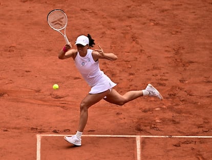 Iga Swiatek durante la final de Roland Garros ante Karolina Muchova, en la pista Philippe-Chatrier de París este sábado.