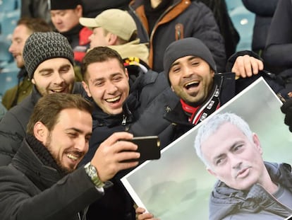 Aficionados del United sostienen una foto de Mourinho.