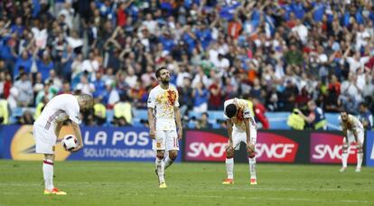Iniesta, Cesc, Busquets y Juanfran se lamentan tras el segundo gol de Italia.