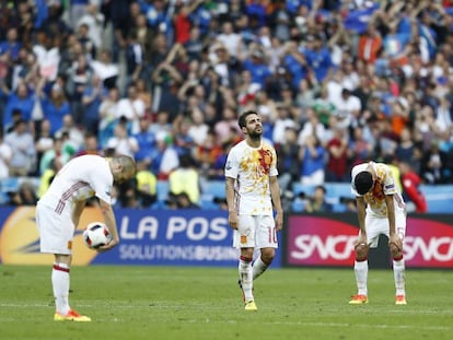 Iniesta, Cesc, Busquets y Juanfran se lamentan tras el segundo gol de Italia.