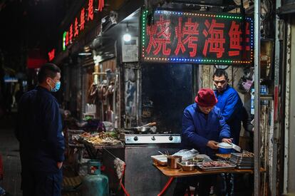 Un puesto en el mercado de Wuhan, en China.