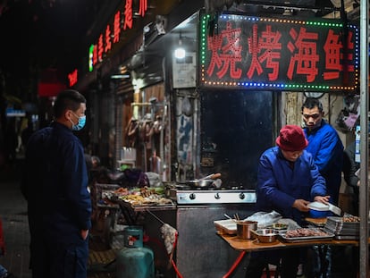 Un puesto en el mercado de Wuhan, en China.