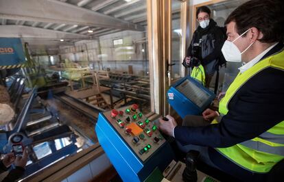 Alfonso Fernández Mañueco durante una visita a una empresa maderera en Soria, este miércoles.