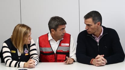 El presidente del Gobierno, Pedro Sánchez, habla con el president de la Generalitat, Carlos Mazón (c), y con la delegada del Gobierno en la Comunitad Valenciana, Pilar Bernabé.