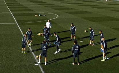 Jugadores del Real Madrid durante el entrenamiento.