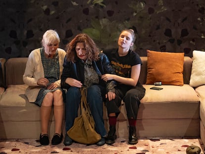 Una escena de la obra 'Camino largo de vuelta a casa', en el Teatro Español. En la imagen, las actrices Amparo Pamplona (a la izquierda), Belén Ponce de León (centro) y Helena Ezquerro (a la derecha).