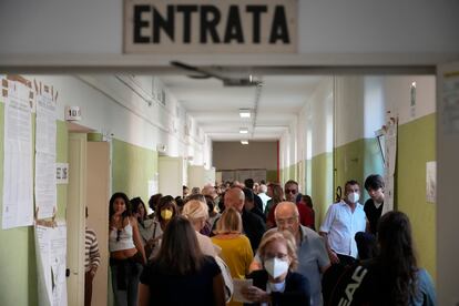 Votantes en un colegio electoral en Roma. Los italianos ejercen su derecho al voto en unas elecciones que podrían hacer evolucionar la política del país hacia la derecha en un momento crítico para Europa, en el que la guerra en Ucrania dispara la factura energética y pone a prueba la determinación de Occidente de mantenerse unido frente a la agresión rusa.