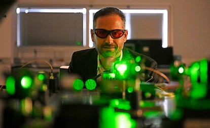 Javier Prior observa el sistema cuántico desarrollado como sensor de precisión en la Universidad de Murcia.