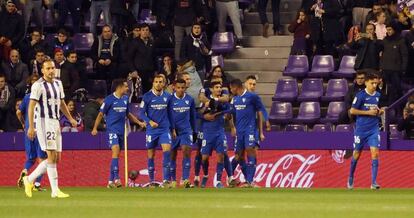 Los jugadores del Sevilla celebran el gol de Banega.