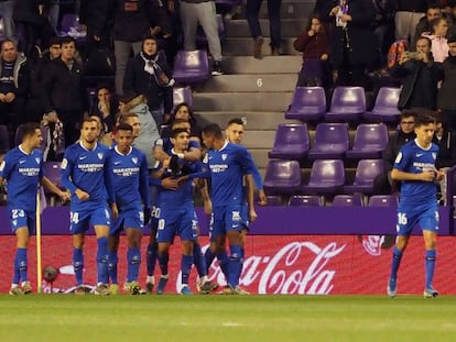 Los jugadores del Sevilla celebran el gol de Banega. 