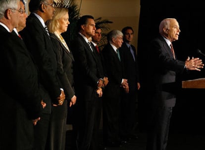 El candidato republicano, John McCain, se presenta en un hotel de Cleveland, en Ohio, acompañado de un equipo de asesores económicos
