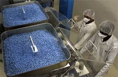 Técnicos de Pfizer, empaquetando pastillas de Viagra, uno de los medicamentos más populares en Internet.