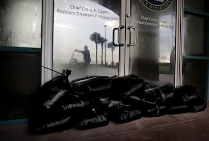 Una pila de sacos de arena refuerzan la entrada de una oficina de la policía en Daytona (Florida), el 8 de septiembre.