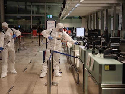 Miembros de la Unidad Militar de Emergencias este jueves en el aeropuerto de El Prat.