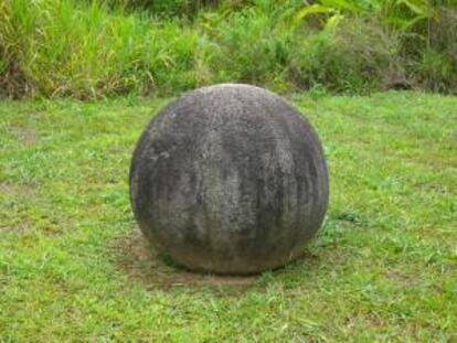 Esfera de piedra precolombina, se cree que los indígenas la usaron como símbolo de rango e identidad, como parte de sus jardines astronómicos, en Costa Rica. EFE/Archivo